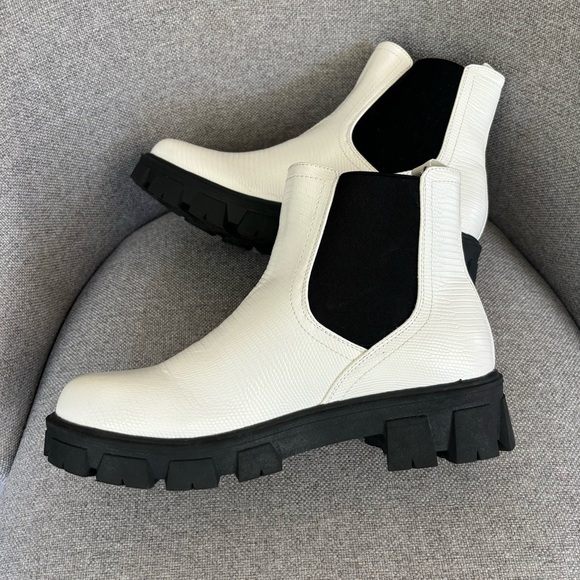 TRUE CRAFT Joyrider Lug Boots White Lizard Snake Textured Chunky‎ Heel Size 9.5 - Picture 1 of 11